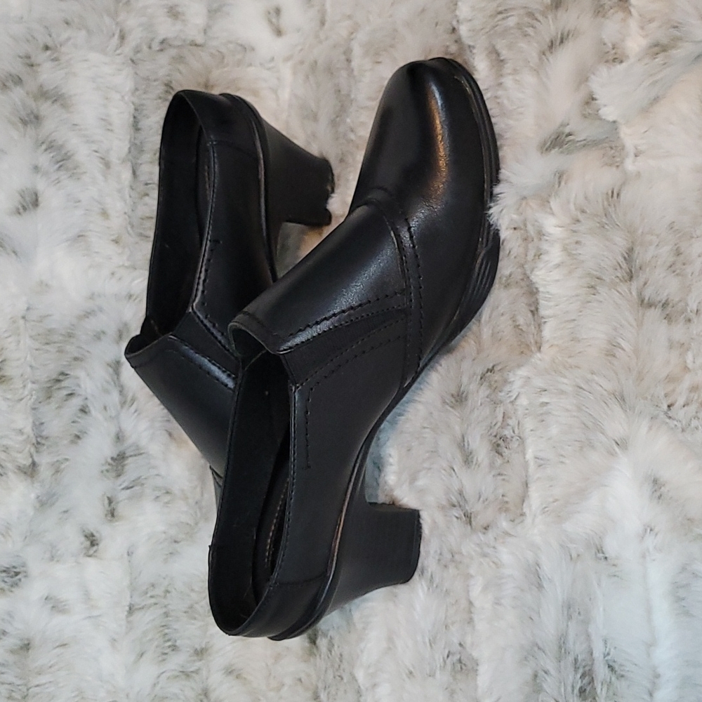 Michel M slip on shoe with 2 inch heel 9.5 M